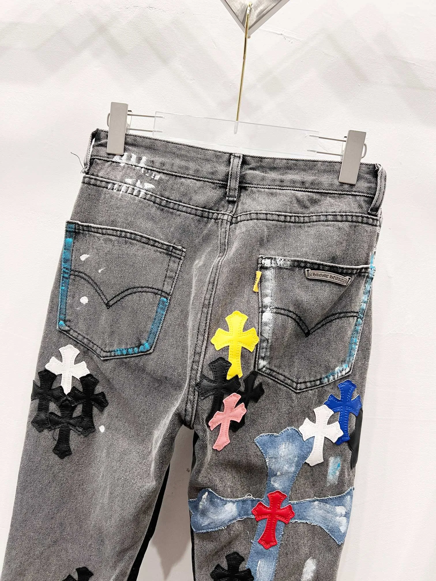 P360 Style No.: (r046) GALLERY DEPT. & Croixin co-branded 2025 new Cow King patchwork hand-painted colorful cross patchwork leather couple style bootcut jeans 🔥High version🔥High version🔥 Top ceiling quality Styles with different washed textures are very friendly to people with thin legs and thick legs. The bootcut version perfectly modifies the leg shape The timeless and moderate length makes it easy to match and match. It is the basis for various styles and is a must-have in your wardrobe! The fabric is stiff but also makes the upper body soft without losing texture. The washing process is even more perfect. It is a must-have item for everyone! ! ! Washed wheat, tag, trouser label, three labels complete Color: washed black Size: 28, 30, 32, 34, 36 (five sizes)